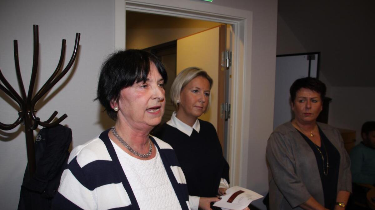 Forsterkningslærar ved Os barneskule, Elin Grimastad, saman med fungerande rektor Renate Onstad og kontaktlærar Lise Hofland.
