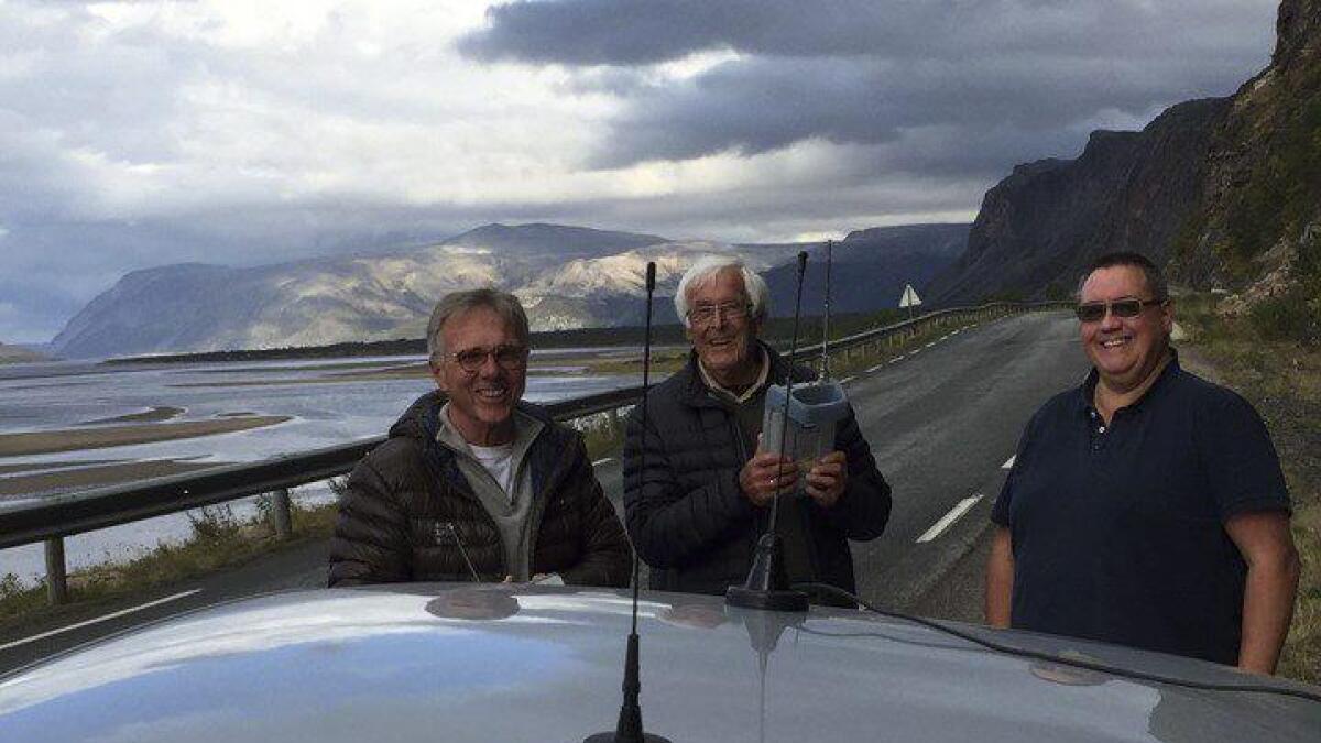 Peter Hox (t.v.) Tore Øvensen og Olav Fostås reiser rundt om i landet for å kontrollere dab-dekninga. 	Privat foto
