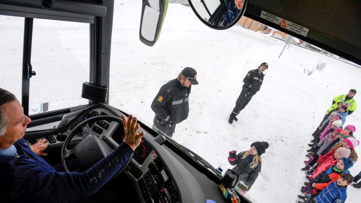 Bussjåfør Olbjørn Thon har heldigvis aldri opplevd korkje ulykker eller nestenulykker. Han vinkar når elevane testar kor langt bakover frå bussen dei må for å kome ut av «blindsona».