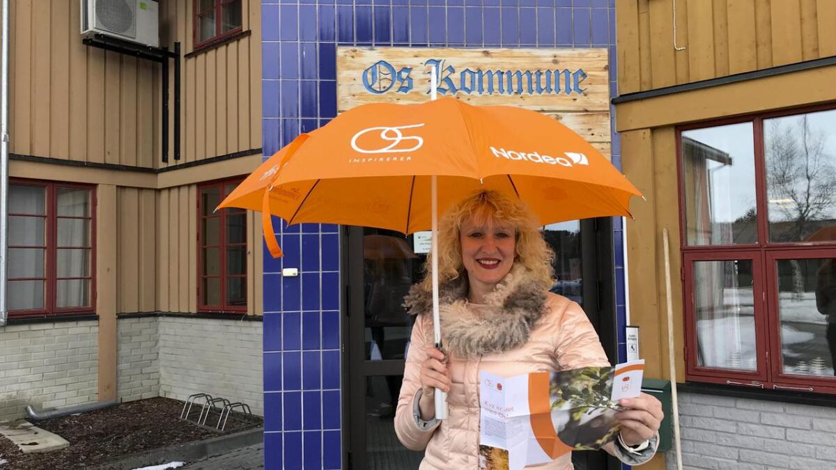 Måndag ettermiddag kom endeleg paraplyen og infoskrivet om Os inspirerer til Runa Finborud i Østerdalen. Ordføraren i namnebrorkommunen vår synest paraplyen var knæsj, og takkar gjerne ja til eit par til.