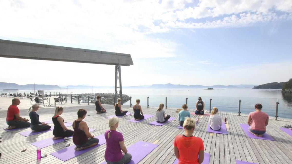 Omgjevnadene med fjorden og den sommarblå himmelen kunne ikkje vore betre for Karina Lyssand og hennar 20 frammøtte yoga-elevar.