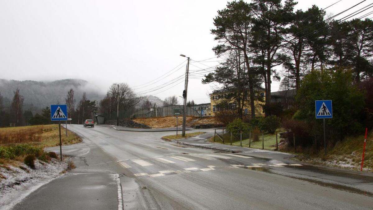 Sjølv om det vert forkøyrsveg ved Skorvane, vil bilistane på Skeisflata framleis ha stopp-plikt for høgre på resten av vegen, som her ved Nore Neset skule.