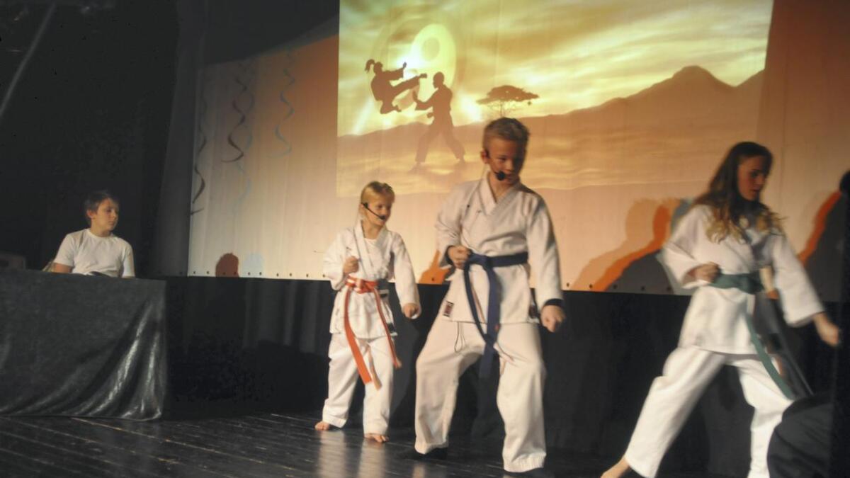 Øyfjell er kjend for si gode karategruppe. Her framført av tre elevar.
