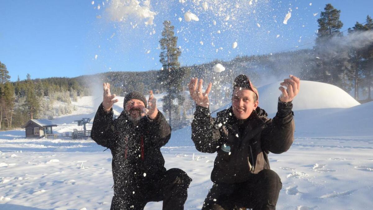 Terje Hanserud (t.v.) og Tom Erik Finnerud er klare for sesongstart i Nesbyen Alpinsenter. Onsdag produserte dei snø for fullt.