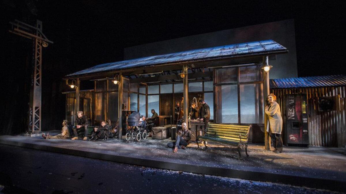 På ein togstasjon står seks menneske og ventar på eit tog som aldri kjem. Det er utgangspunktet for «Kan nokon gripe inn» på Det Norske Teater.