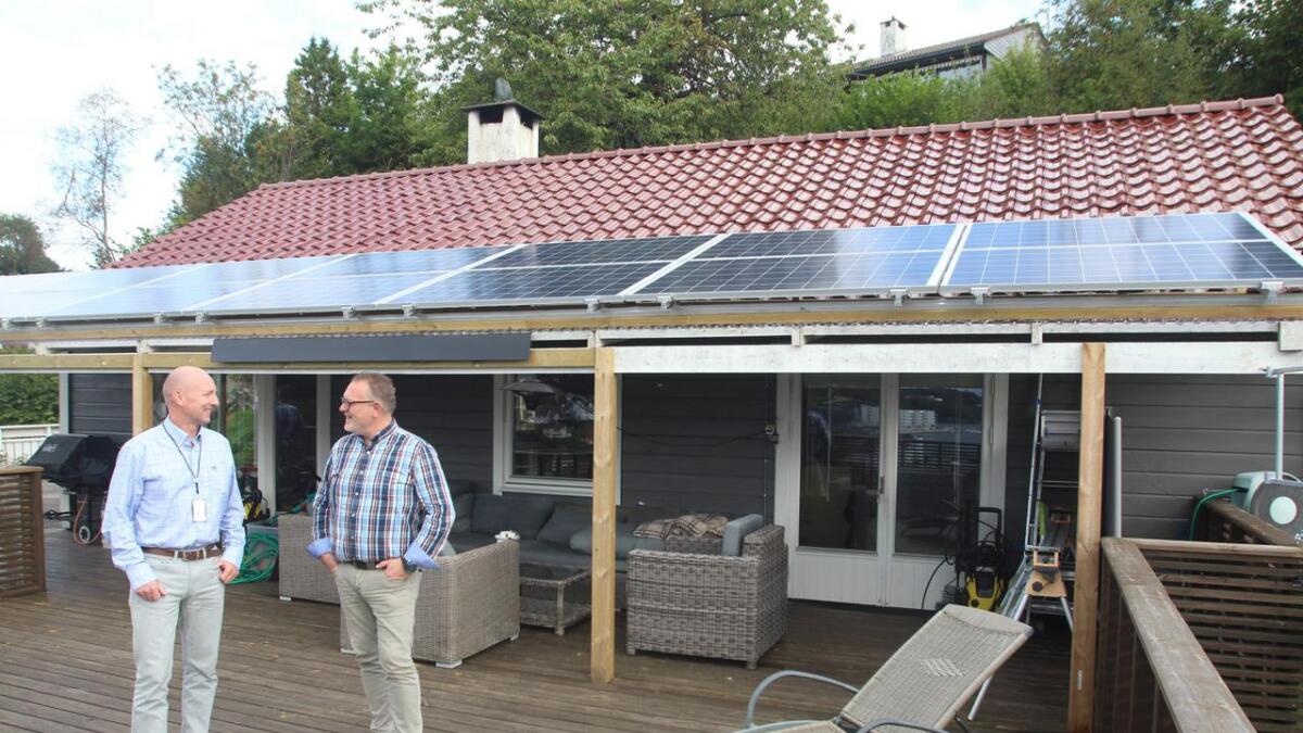 Smart Energi og Solcelleexperten, her representert ved Vidar Kristiansen og Morten Folkmann, leverer solcelle-energi til distriktet.