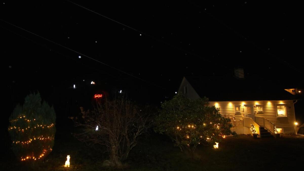 Huset og hagen til Kjartan Hagevik lysar godt opp i desembermørkret.