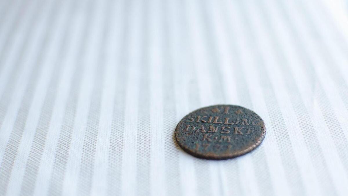 Myntsamlar Gunvald Frydenlund har hatt denne koparskillingen frå 1771 i 30 år. No er mynten kjøpt av venelaget for Torpo stavkyrkje, som ønskjer å byggje opp ei lokal myntsamling.