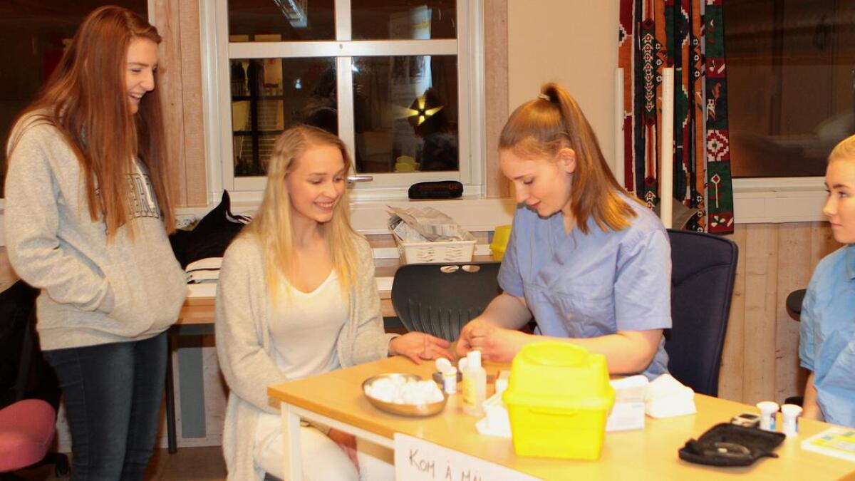 Lena Lekven Ellefsen fekk målt blodsukkeret hos Solveig Birkeland Oma, og Katrine Havsgård Sævdal (t.h.). Ho og venninna Sara Louise Wiers (t.v). går berre i 9. klasse, men hadde likevel funne vegen til open kveld.
