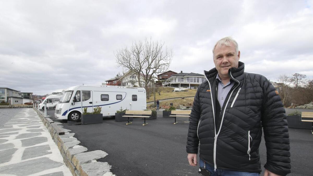 Prosjektleiar Odd-Helge Henriksen synest det er kjekt å sjå at dei første bubilane alt er på plass på den nye parkeringa.