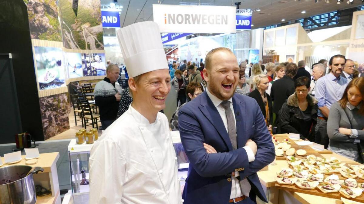 I dag opna matmessa Grüne Woche i Berlin og Terje Simonsen lagar mat og serverer gode smakar på standen til Fjell-Norge. Der stakk også landbruksminister Jon Georg Dale innom.