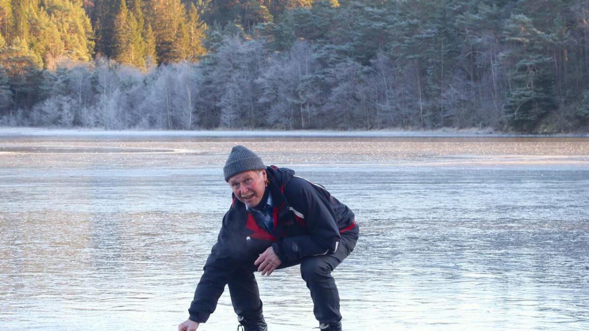 John Lepsøy vil følgja med isen i dagane som kjem. - Om me får mildvêr, er det interessant å sjå korleis det verkar inn på isen, seier han.