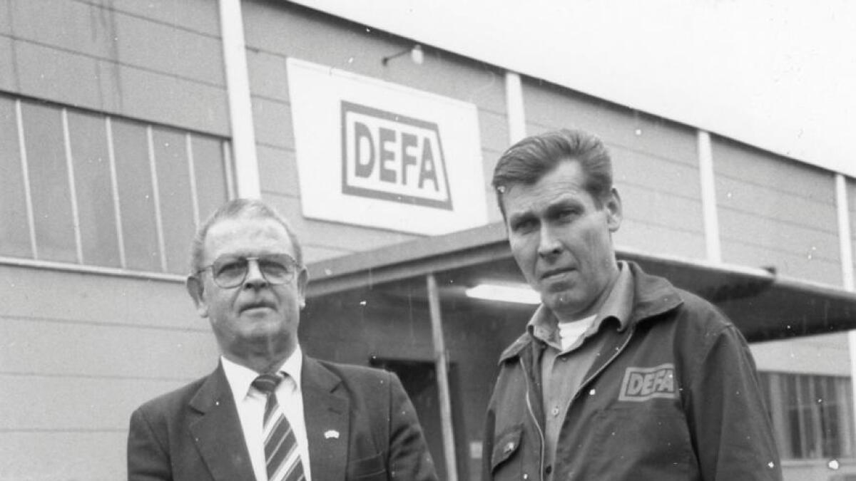 Tor Oscar Magnussen, til venstre, var fabrikksjef på Defa frå 1979 til 2004, og han heldt fram som rådgjevar til 2009. Her er han fotografert saman med dåverande klubbformann Tore Sveen, som var ein av dei tre arbeidarane som vart med då Defa flytta frå Sandvika til Nes i 1967.