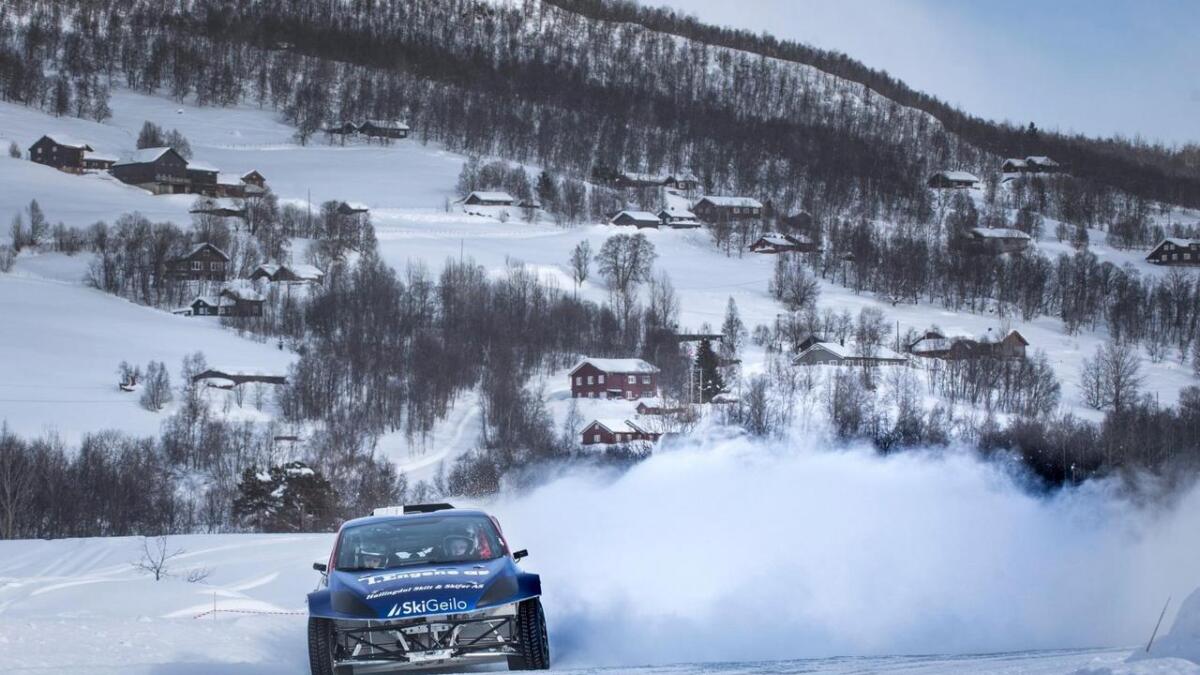 Lars Løstegård frå Gol fekk testa bilen som Sondre Evjen nyttar under RallyX on Ice. Her susar dei ut av svingen med fjellbygda som kulisse.