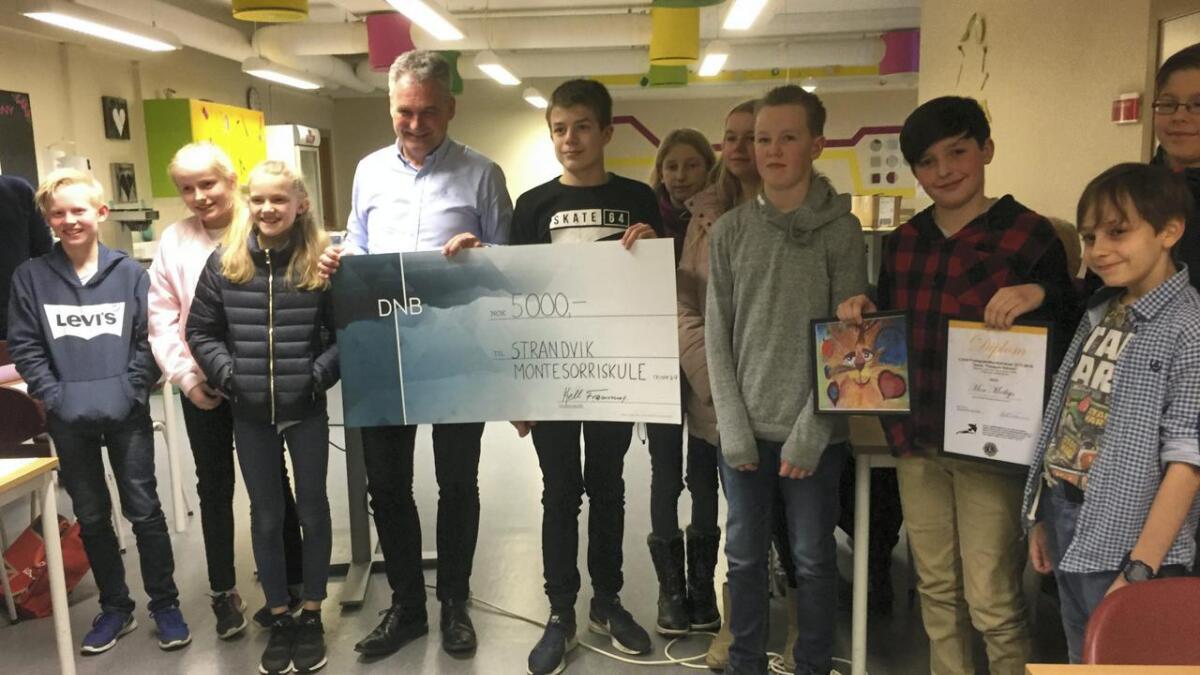 Distriktsguvernør i Lions, Kjell Framnes (Stord), overleverte klassepremien på 5000 kroner – til glede for heile gjengen.