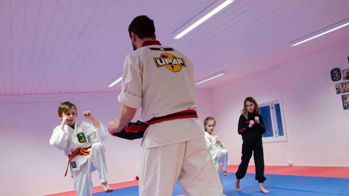 Benjamin Bø (11), Tuva Bø (7) og Amine Myhre (7), Robert Bø. Den første timen er karatetime for barna.