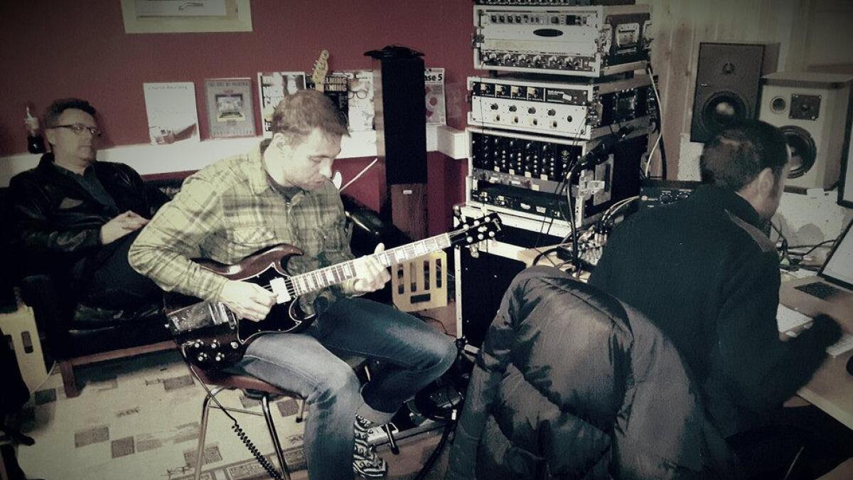 Politioverbetjent Odd Halvard Seterdal legg på gitarriff og -soloar til den nye Von-plata i eit lydstudio på Vinstra.
