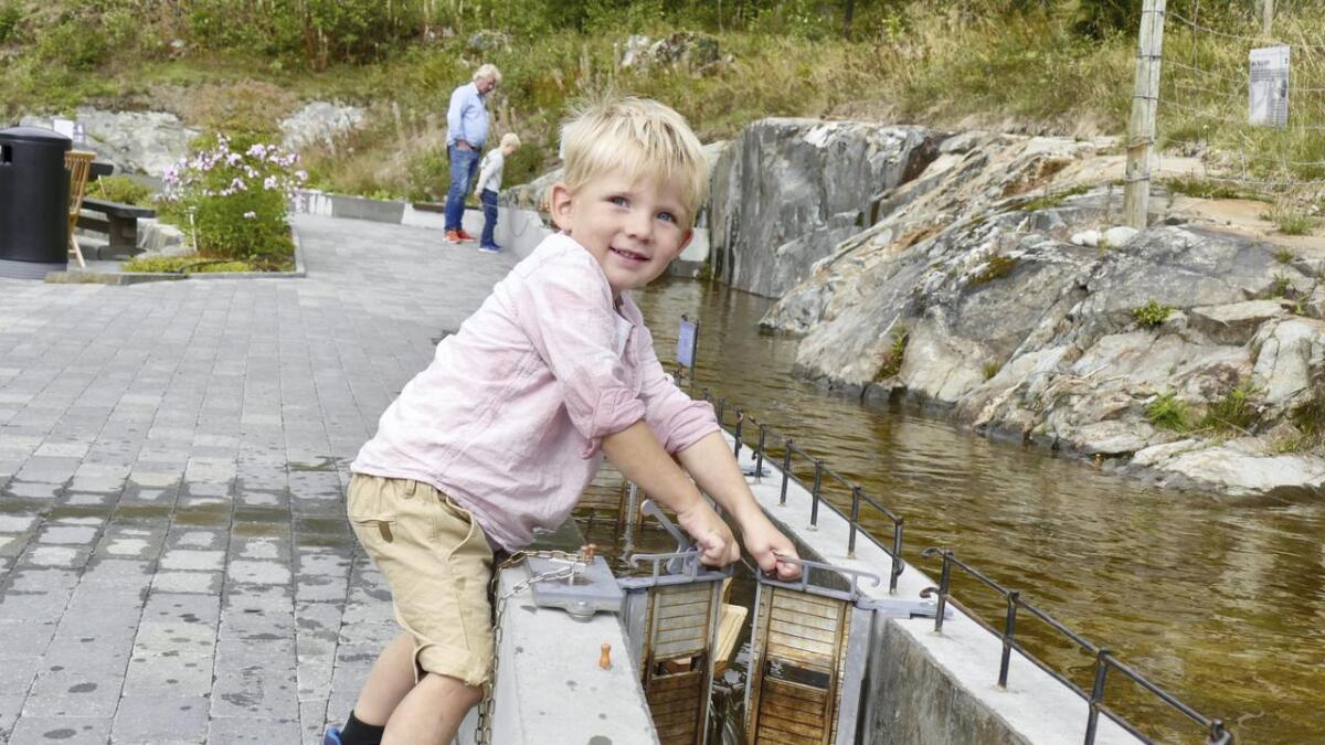 Sakarias Heggtveit (2 1/2 år) slusar båten i kanalparken under sundagens familiedag på VTM i Eidsborg. 				Alle