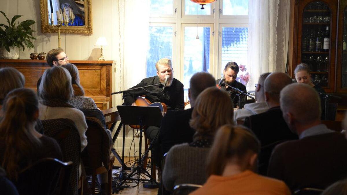 Borgar Storebråten, Martin Johannessen (tangentar), Øyvind Ekse (gitar) og Sandra Erstad (vokal skapte og førjulsstemning på Fryd laurdag ettermiddag.