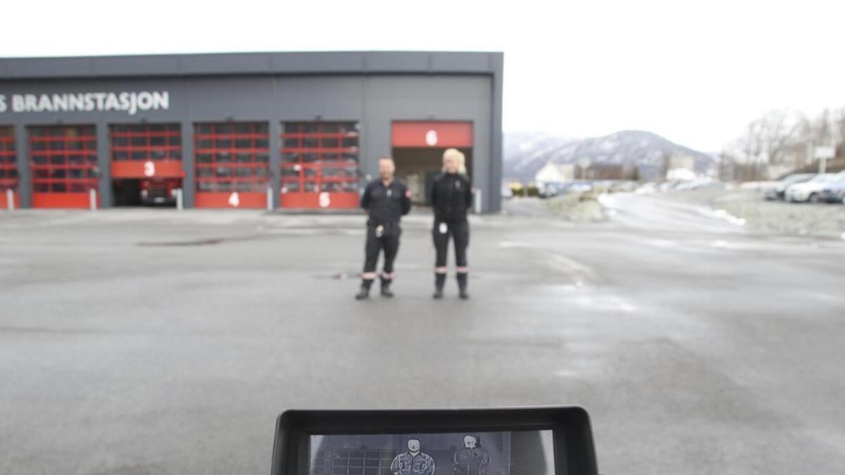 Morten Moberg og Kjersti Lien viser at det infraraude-kameraet fungerer. No er Os brann og redning klare for trening i mørke og røyklagte tunellar.