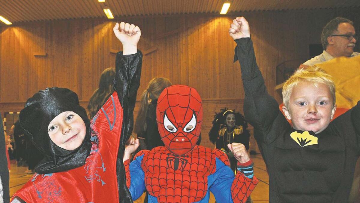 Marius Ullestad Andersen (6 år t.v.), Eivind Simonsen (5 år) og Torjus Tveiten Golid (5 år) var supertøffe som superheltar på HalloVenn.
