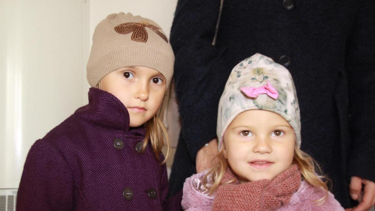 Firebarns-familien Gjerdevik-Kolstad har bøssebæring som ein årleg tradisjon. Dei to yngste, Vilma (t.v.) og Viola, er klare for ein runde i Prestegardskogen.