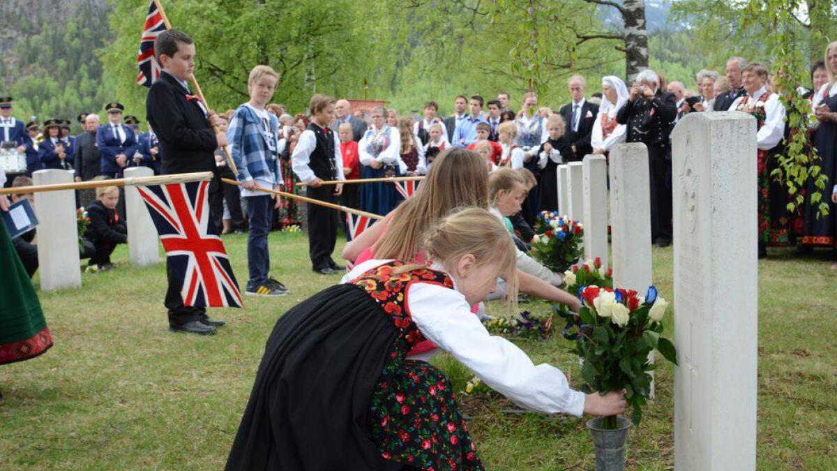 Born frå Rukkedalen friskule la ned blomar og planta britiske flagg på gravene.