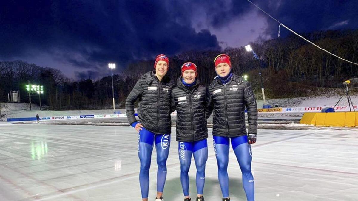Sindre Henriksen, Sverre Lunde Pedersen og Håvard Bøkko gjekk inn til sølv på lagtempoen i Tomakomai fredag morgon.