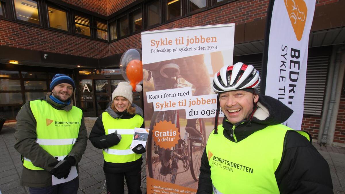 Bjørn Mowinckel-Nilsen, Linda Olsen Løland og Arne-Richard Stadaas var tidleg oppe og trassa kulda for å rekruttera deltakarar til Sykle til jobben-aksjonen som startar i april.