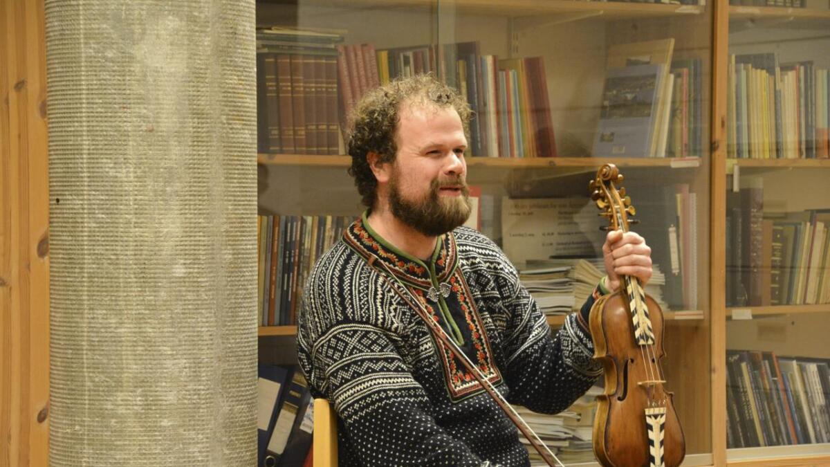 Lars Erik Øygarden hadde med seg ei 200 år gamal fele då han fredag heldt konsert med gamle og uvanlege slåttar på på Rauland. 	Båe