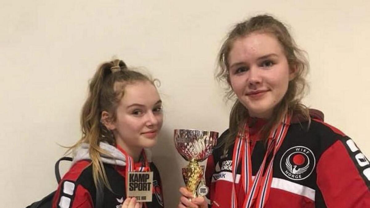 Søstrene (f.v.) Helene og Ida Lund Bakke markerte seg sterkt i NM i karate i Bærun i helga. Helene tok NM-sølv. Storesøster Ida vann gull og bronse.