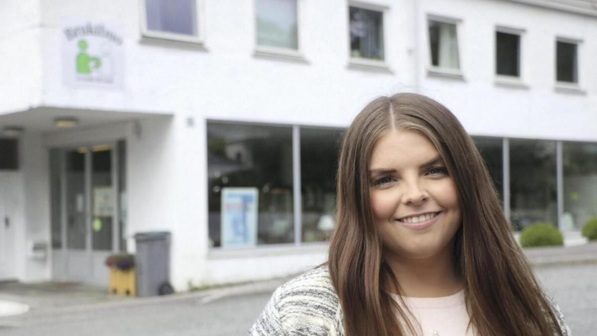 Victoria Tverli Dale er med i styret i Ungdomslaget Samhald Holmefjord. I september planlegg laget ei storstilt 100-årsmarkering.