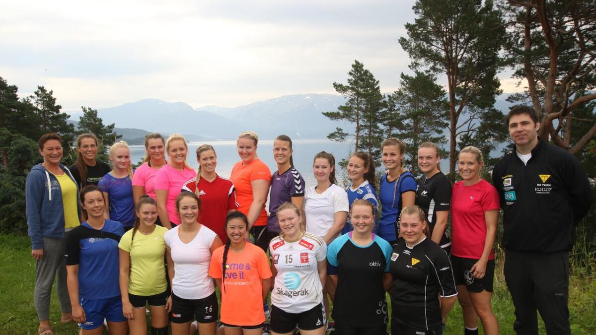 Os-damene, samt fem jenter 16-spelarar samla ved fjorden i Strandebarm under frukt-pausen laurdag føremiddag.