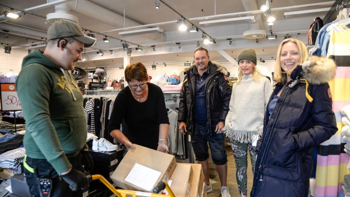 Christer Knutsen trillar inn varer i butikken til Marit Anderdal. Øyvind Lauritzen, Kristin Nilseen og Ailin Hårklau testar ut populære haustklede før det er duka for Sausanken 2017 i Hemsedal.