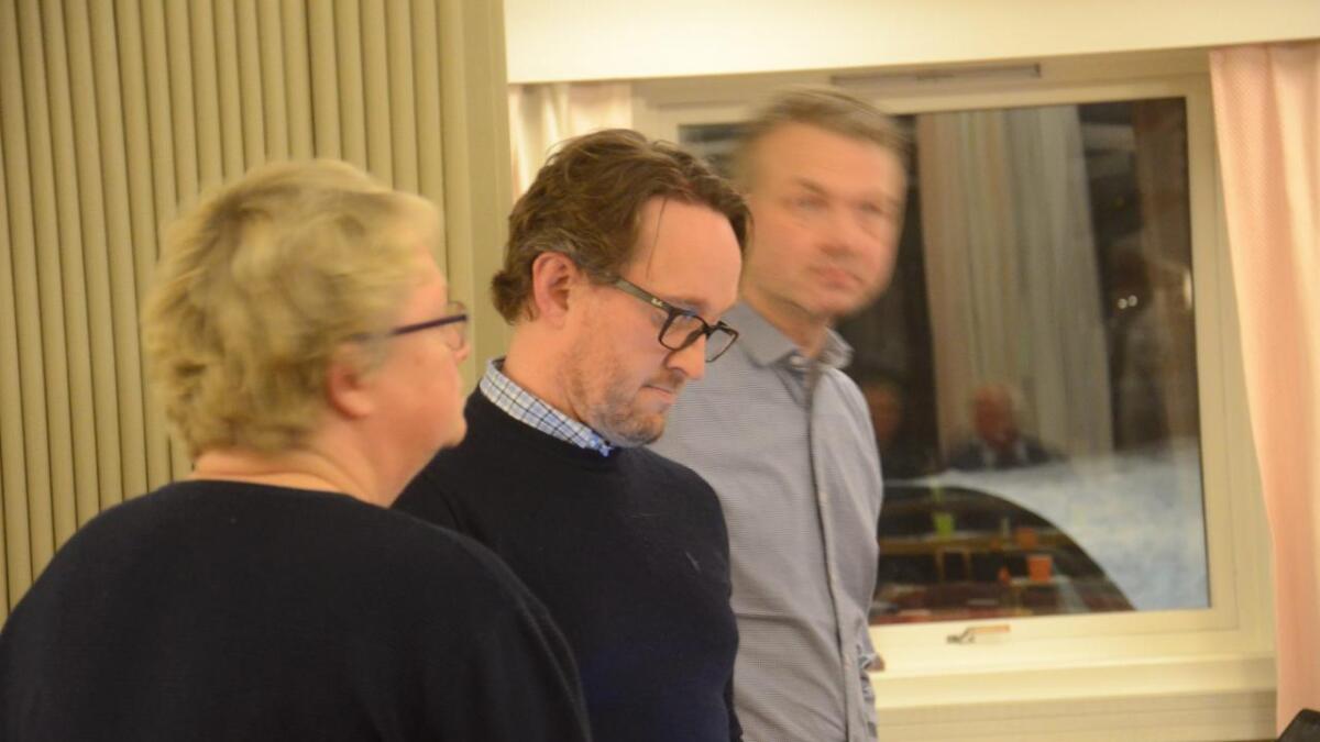 Høgres ordførarkandidat Bård Heio, i midten, gjekk hardt ut mot ordføraren.