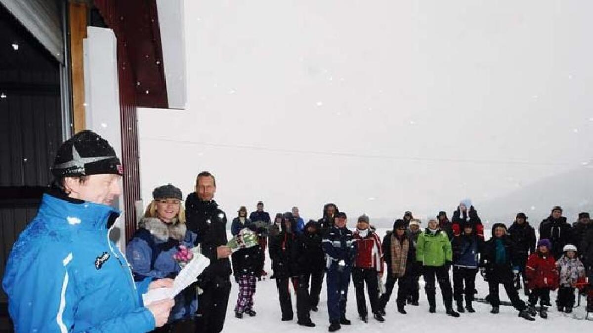 Mange hadde møtt fram til opninga av garasjen i Nordbø skileikeanlegg. Leiar i Nissedal IL, John Thronsen, ynskte velkomen.