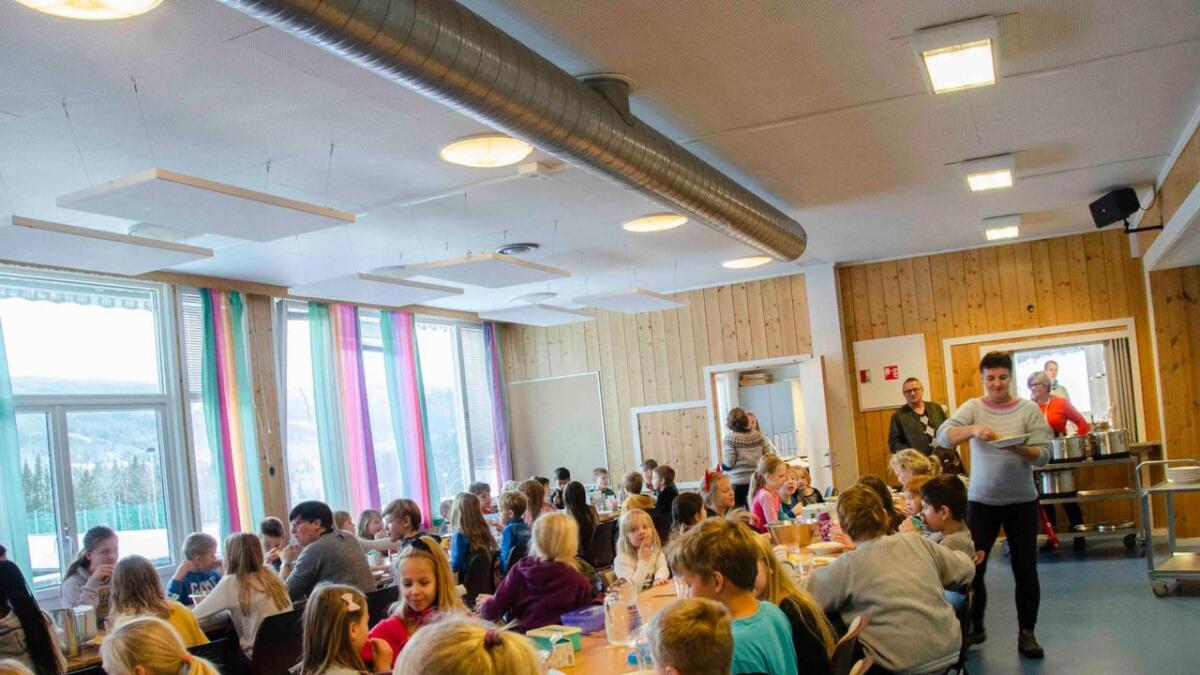 Kommunestyret i Nore og Uvdal har bestemt at ordninga med varm mat til grunnskuleelevar i kommunen skal halde fram. Biletet er frå matservering på Uvdal skule.