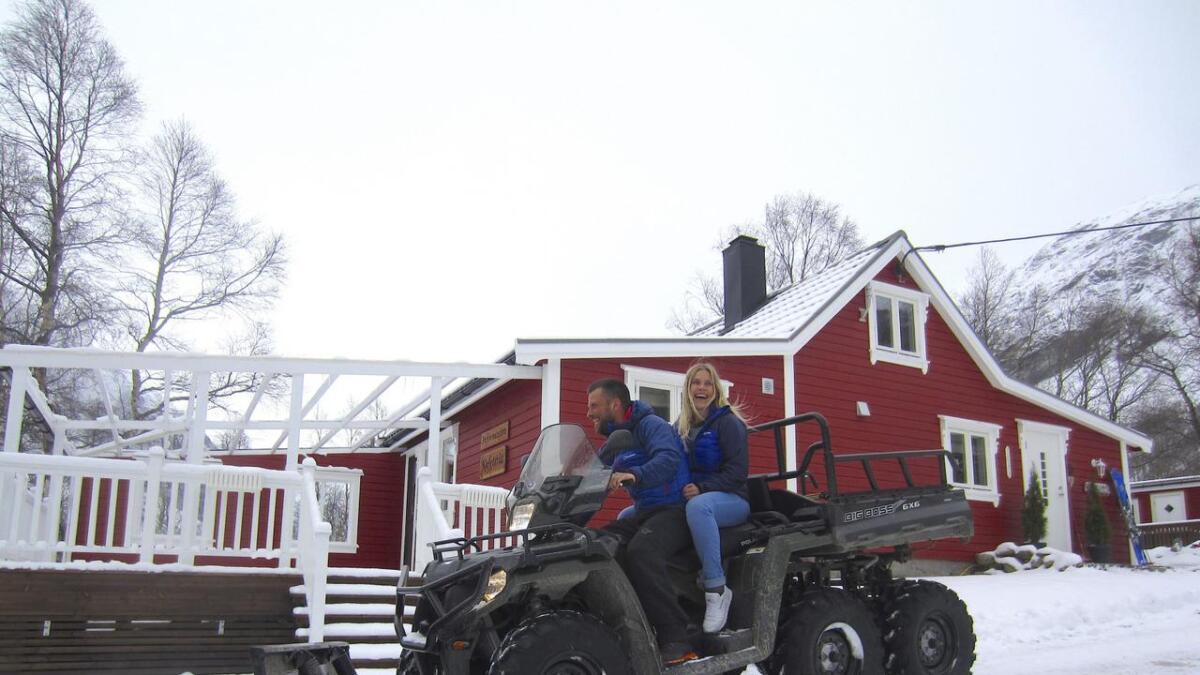Thomas Wallin-Andersen og kona Nina lever fartsfylte og kjekke dagar i høgfjellet i Møre og Romsdal. I sommarsesongen er dei camping-vertar. På hausten og vinteren turar dei fjella til den store gullmedaljen og nyt gardslivet.