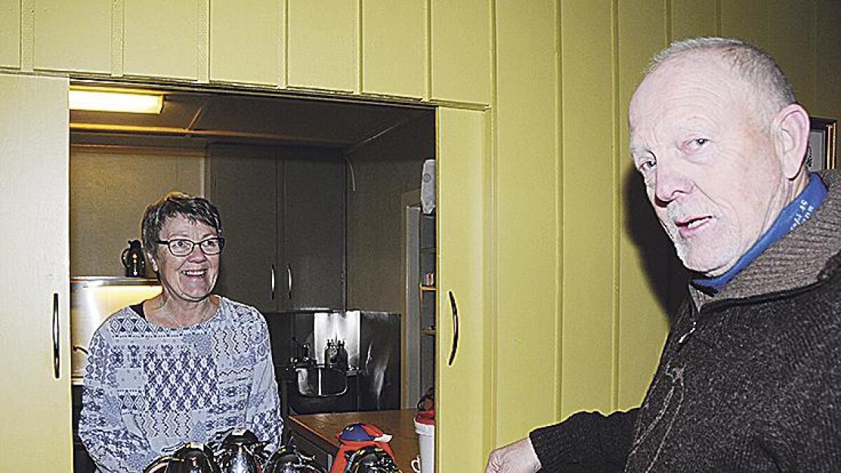 Ingebjørg Haugsjå Holskar er overvelda over interessa for jolemessa. Leif Lauvdal var klar til å nyte kaffien i kafeteriaen.