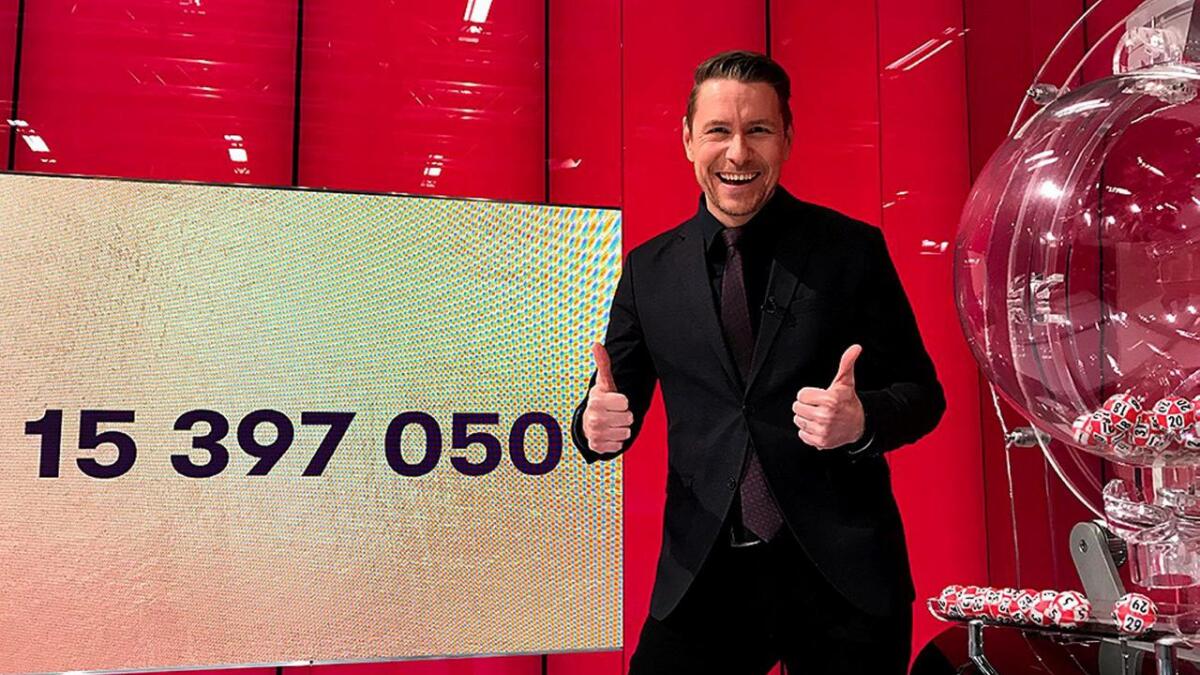 Reidar Buskenes var programleiar under Lotto-trekninga på NRK1 laurdag. - Gratulerer til vinnarane, seier han.
