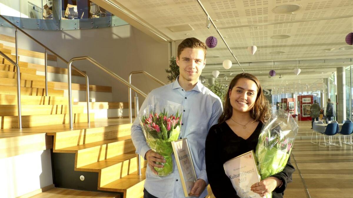 Arne Hadler-Olsen og Veronika Flotve Røssland fekk fortent heider og kvart sitt stipend på 20.000 av Os kommune torsdag.