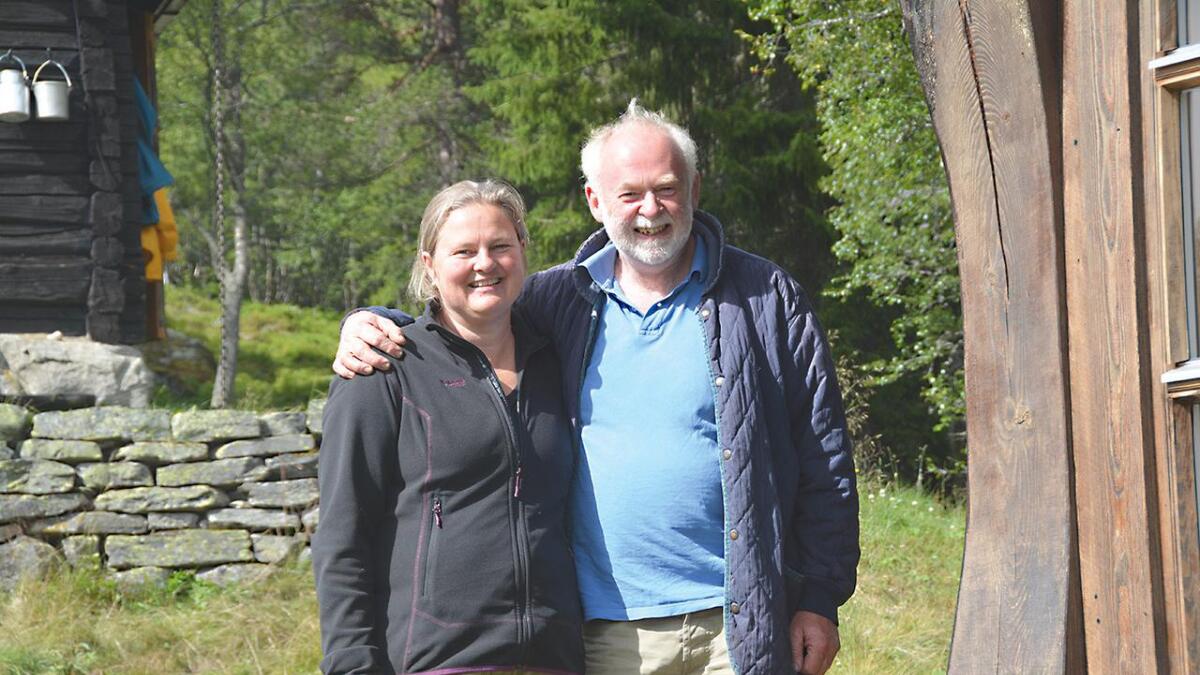Siv og Per Helge Seltveit har flytta opp på stølen, og skal bo her i fem veker i sommar.