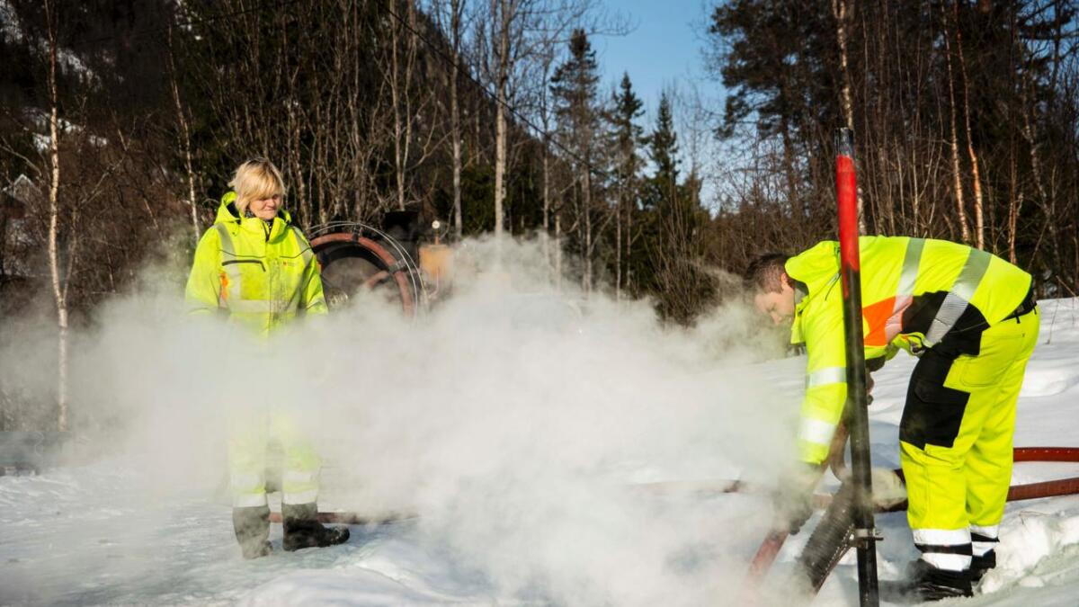 May Iren Thorsø  og Fredrik Ringheim jobbar i avdelinga for veg og park i Ål kommune. Ved hjelp av ein dampkjele og damp på 140 grader tinar dei stikkrenna under ein kommunal veg i Votndalen.