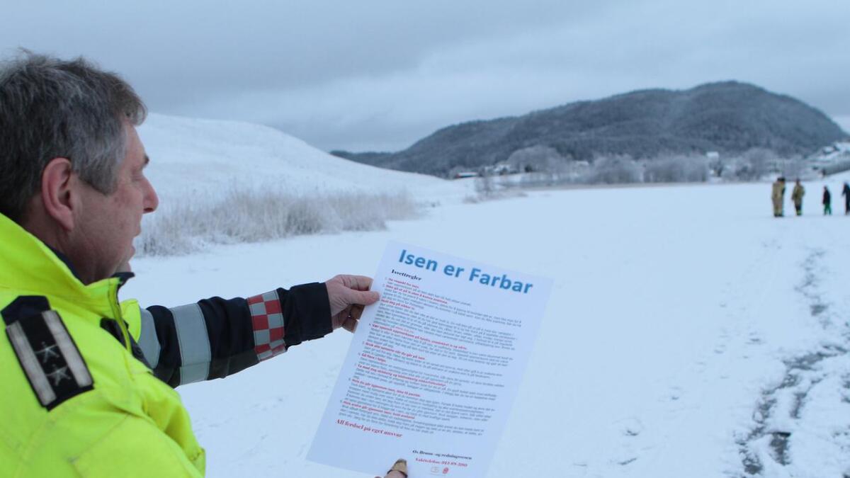 Varabrannsjef Arne Monsen med det midlertidige skiltet som vil bli sett opp langs vatn med farbar is.
