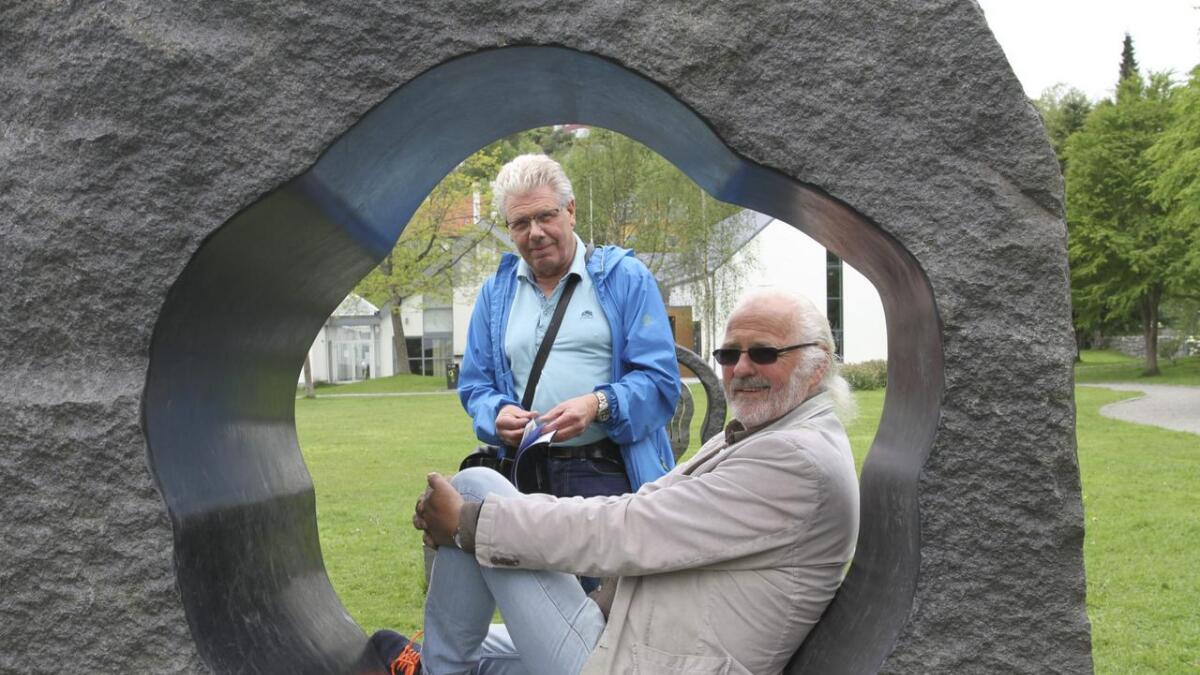 Arne Mæland og Leif Ragnar Tveit i Os kulturutvikling gler seg til at årets ti symposiekunstnarar skal forma nye skulpturar som kan bli til glede for bygda.