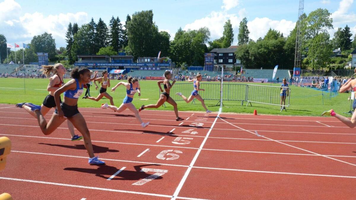 Abigail Ogoti (nærast) vart nummer tre på 100 meter i Göteborg. På 200 meter vart det ny personleg rekord. Her frå Tyrvinglekene for to veker sidan.