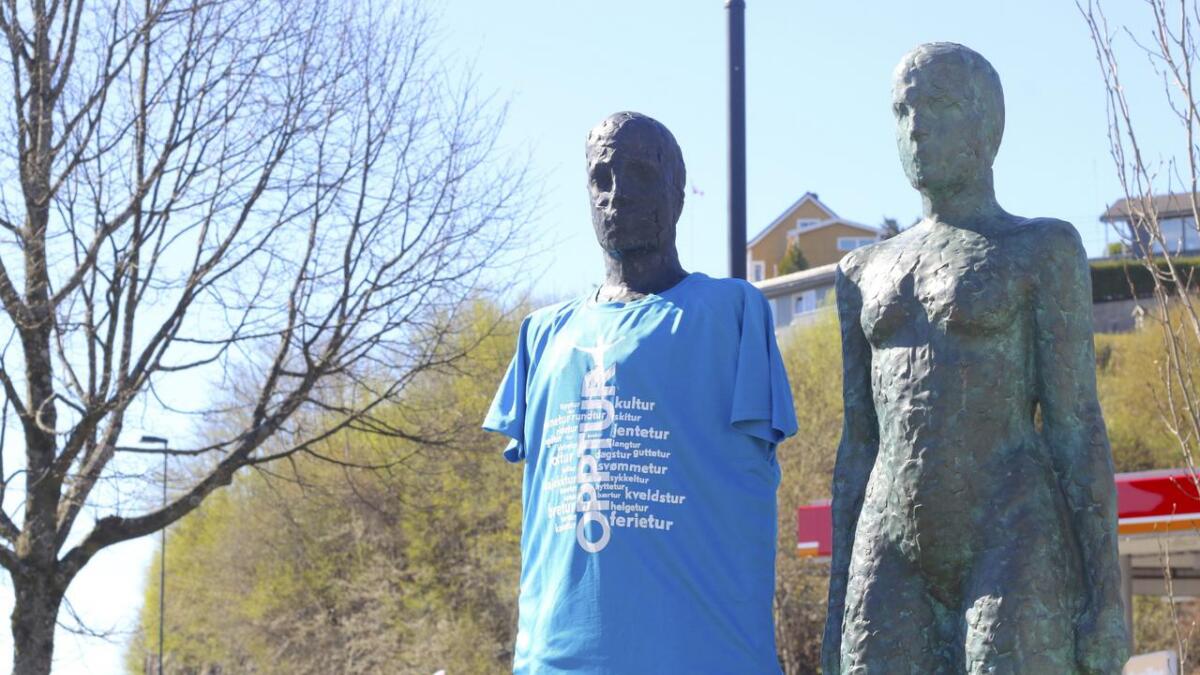 Truleg er det skøyeraktige ungdomar som har kledd Nico Widebergs skulptur frå 2012 i Opptur-T-skjorte.