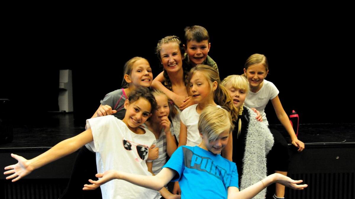 Danselærar, Elin Skølt, omringa av danseglade barn.