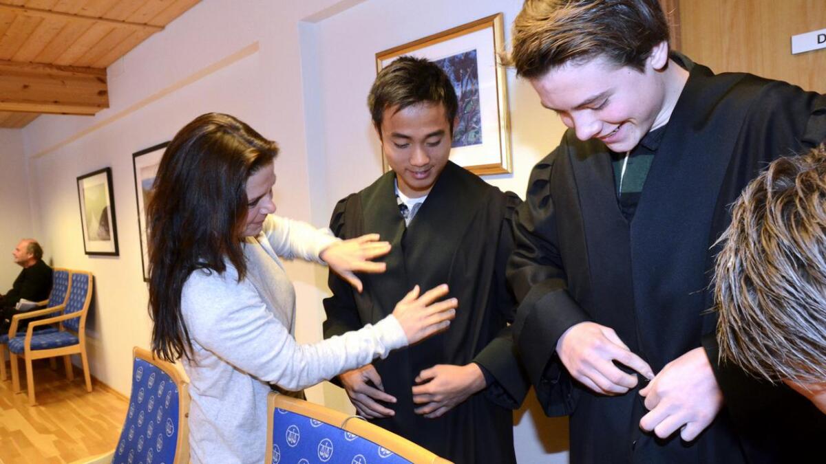 Advokatfullmektig Susanna Aschehoug hjelper aktorane Lahm Hung Phan og Joachim Wembstad på med kappene.