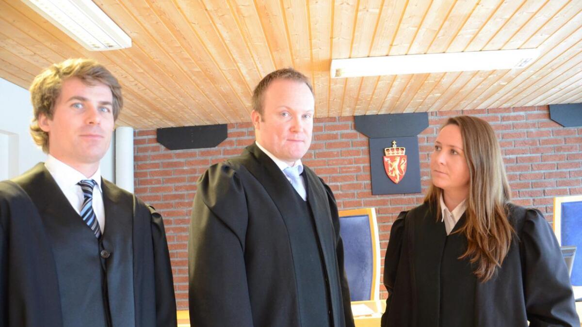 Bistandsadvokat Bjørn Bakko, til venstre, politiadvokat Hans Petter Aasen og forsvarar Nora Hallèn.